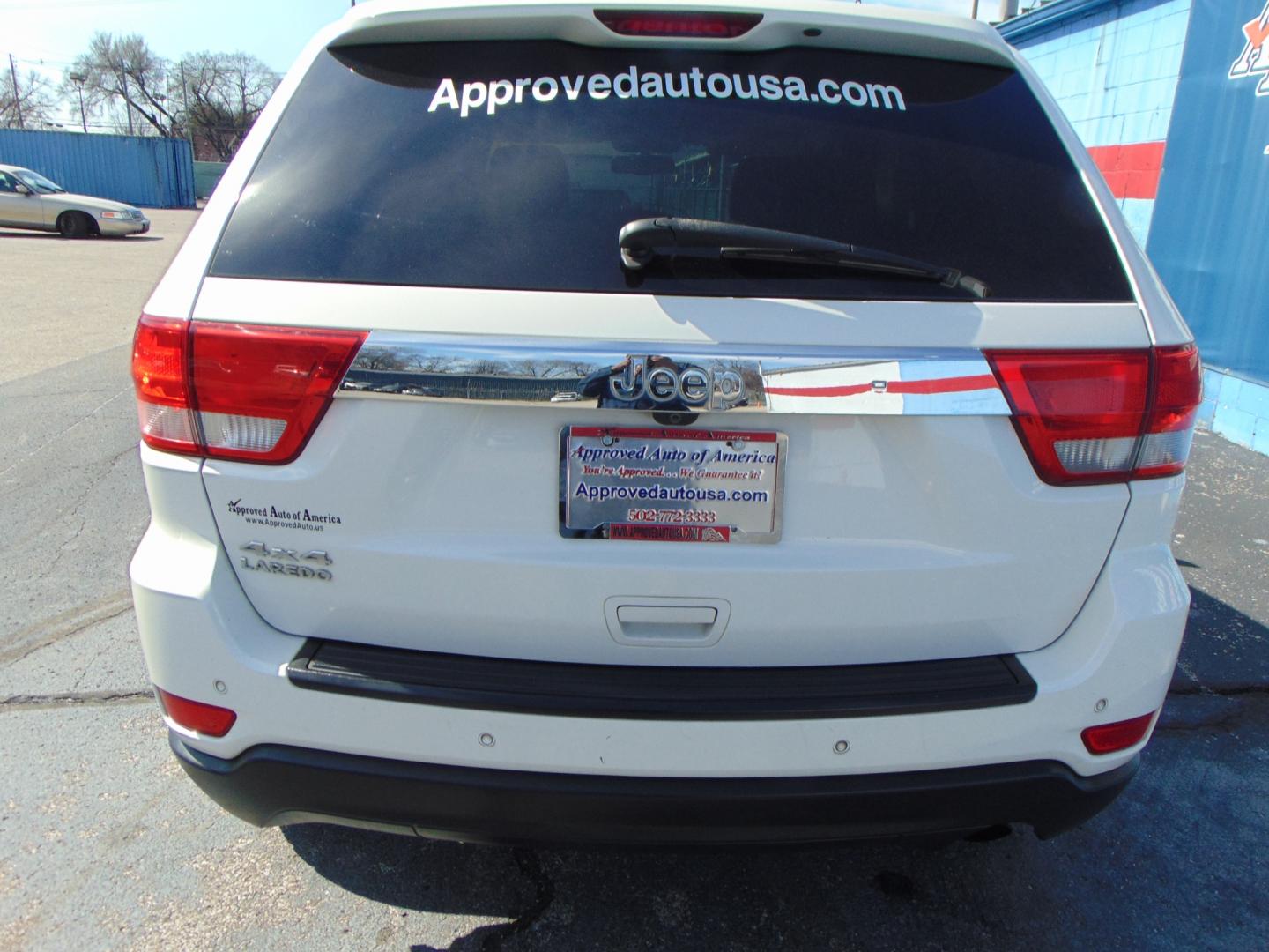 2012 White Jeep Grand Cherokee (1C4RJFAG9CC) with an V6 Flex Fuel 3.6 Liter engine, Automatic, 5-Spd transmission, located at 2105 Dixie Hwy, Louisville, KY, 40210, (502) 772-3333, 38.220932, -85.795441 - Photo#10